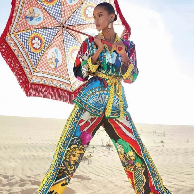 Рубашка с длинным рукавом и принтом игральных карт + брюки с широкими штанинами 
Рубашка с длинным рукавом и принтом игральных карт + брюки с широкими штанинами