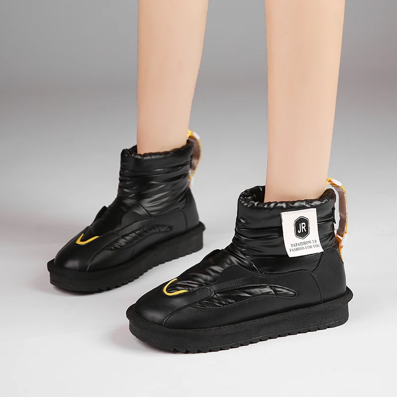 2022 winter plush warm snow boots thick bottom non-slip waterproof Korean version of the trend of casual female boots
2022 winter plush warm snow boots thick bottom non-slip waterproof Korean version of the trend of casual female boots