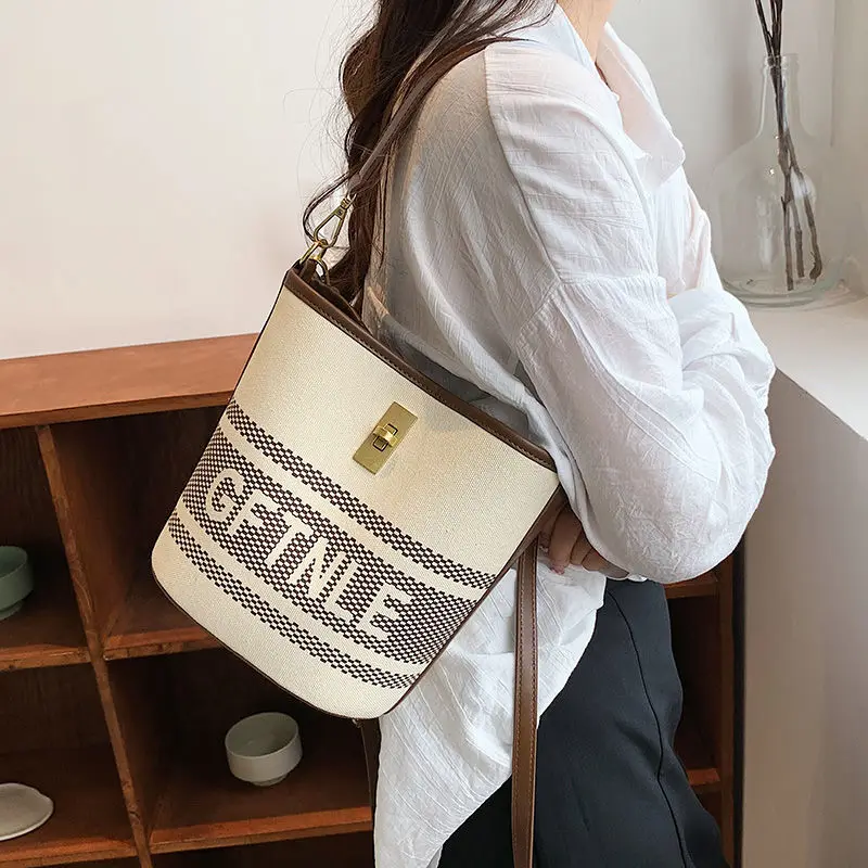 Large Capacity Women's Bag 2022 Summer Handbag Bucket Bag Retro Shoulder Bag Messenger Bag Crossbody Bags for Women
Large Capacity Women's Bag 2022 Summer Handbag Bucket Bag Retro Shoulder Bag Messenger Bag Crossbody Bags for Women