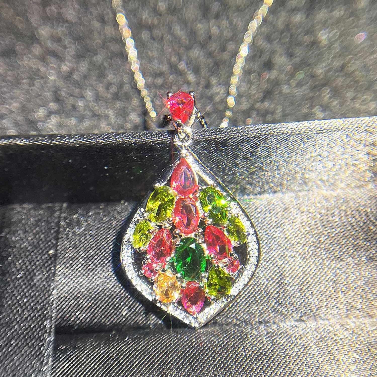 New Luxury Colorful Copper Inlaid Zircon Pendant Female Banquet High-quality Jewelry Micro-encrusted Diamond Drop Pear Necklace
New Luxury Colorful Copper Inlaid Zircon Pendant Female Banquet High-quality Jewelry Micro-encrusted Diamond Drop Pear Necklace