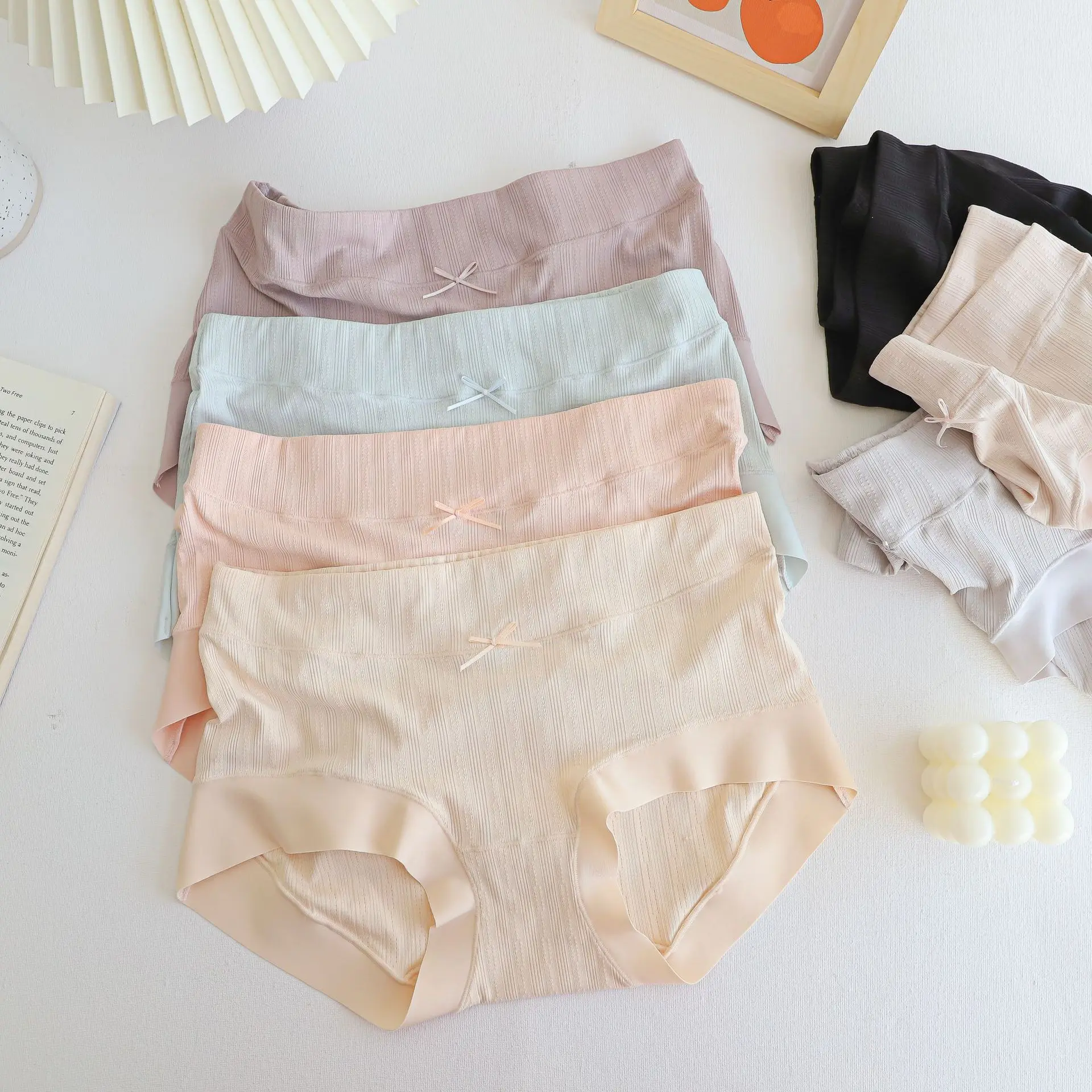 Fresh Striped ice silk Soft Seamless Panties women Mid-rise fashion Traceless summer young girl Panties N8118
Fresh Striped ice silk Soft Seamless Panties women Mid-rise fashion Traceless summer young girl Panties N8118