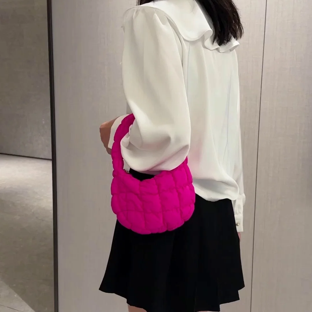 Cloud Bag 2023 New Women's Multi Colors Nylon Fabric Checkered Pleated Bubble Handbag Fashionable Mini Trendy Soft Mobile Bags
Cloud Bag 2023 New Women's Multi Colors Nylon Fabric Checkered Pleated Bubble Handbag Fashionable Mini Trendy Soft Mobile Bags