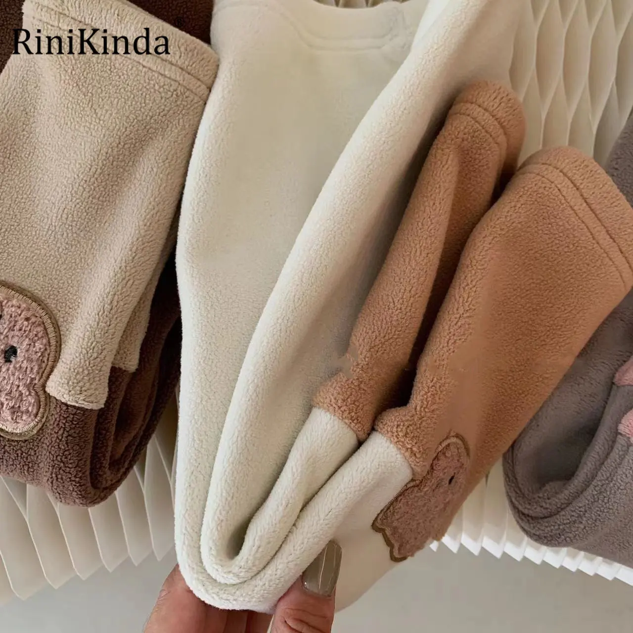 Новинка 2022, модные осенне-зимние детские штаны rinikind для девочек, детские леггинсы, хлопковые Мультяшные теплые леггинсы, брюки для девочек
Новинка 2022, модные осенне-зимние детские штаны rinikind для девочек, детские леггинсы, хлопковые Мультяшные теплые леггинсы, брюки для девочек