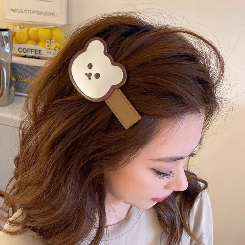 Летняя симпатичная заколка для волос с маленьким медведем, простая корейская мода, кожаные зажимы для волос с улыбающимся лицом, аксессуары для волос для женщин
Летняя симпатичная заколка для волос с маленьким медведем, простая корейская мода, кожаные зажимы для волос с улыбающимся лицом, аксессуары для волос для женщин