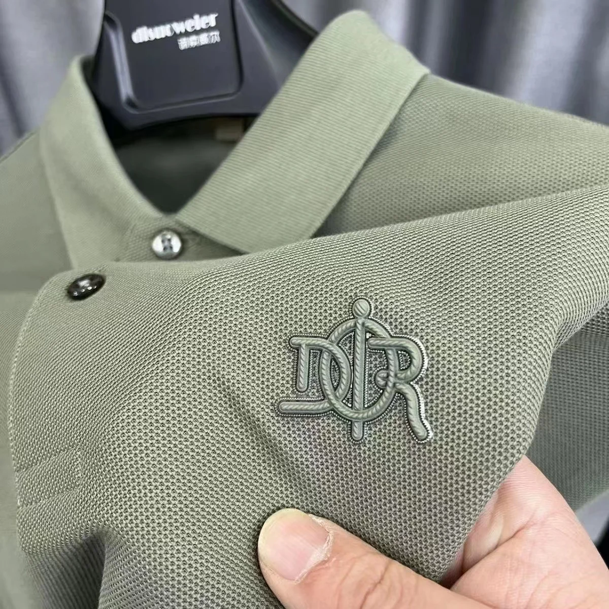 100% Cotton Embroidery Men Polo Shirt Luxury Brand Lapel Summer Korea Fashion Trend Breathable Golf T-shirts Roupa Zevity Fugees
100% Cotton Embroidery Men Polo Shirt Luxury Brand Lapel Summer Korea Fashion Trend Breathable Golf T-shirts Roupa Zevity Fugees