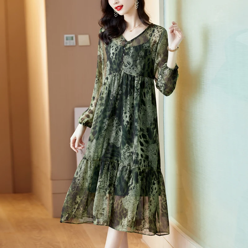 2022 New Blue Floral Mulberry Silk Midi Dress Summer Korean Vintage Casual Party Dress Women Elegant Loose Waist Size Dress
2022 New Blue Floral Mulberry Silk Midi Dress Summer Korean Vintage Casual Party Dress Women Elegant Loose Waist Size Dress