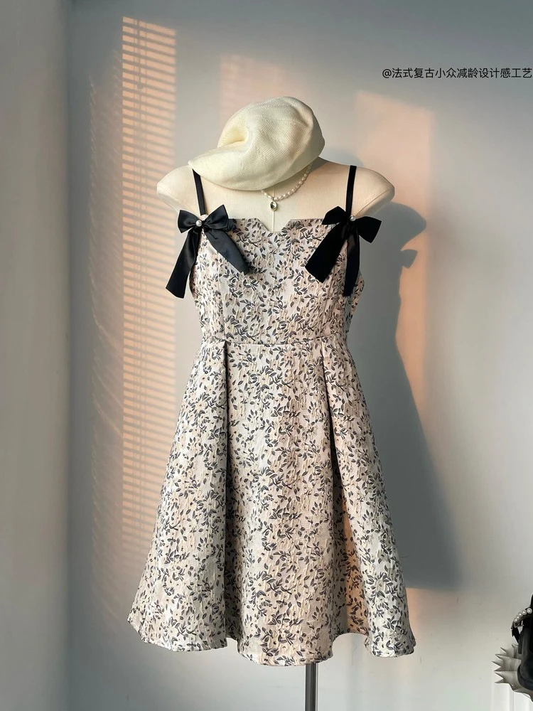 2023 Summer Fashion French Vintage Floral Suspender Midi Prom Dress Women 2023 Bow Frocks Evening Party Luxury Elegant Robe New
2023 Summer Fashion French Vintage Floral Suspender Midi Prom Dress Women 2023 Bow Frocks Evening Party Luxury Elegant Robe New