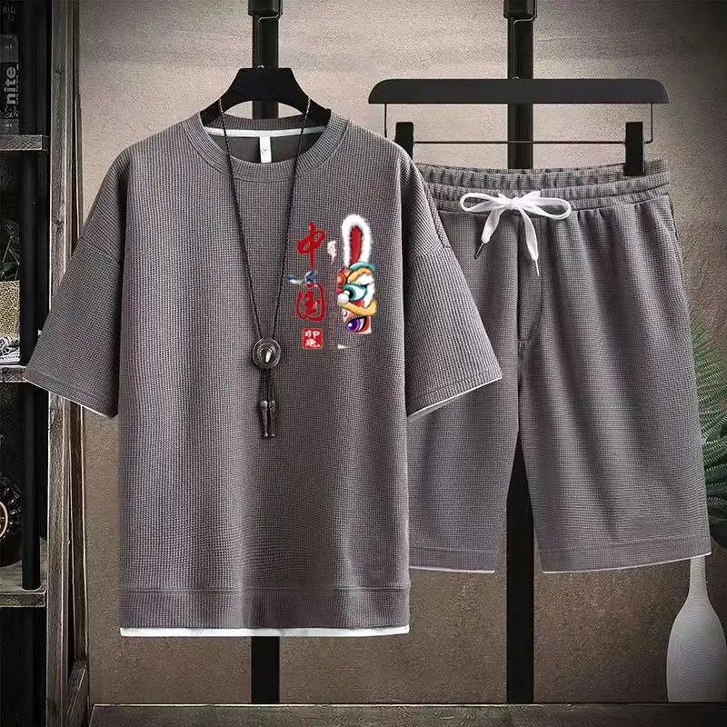 2023 Summer new suit men's casual loose sports two-piece short sleeve T-shirt five quarter pants high-quality full size M-4XL
2023 Summer new suit men's casual loose sports two-piece short sleeve T-shirt five quarter pants high-quality full size M-4XL