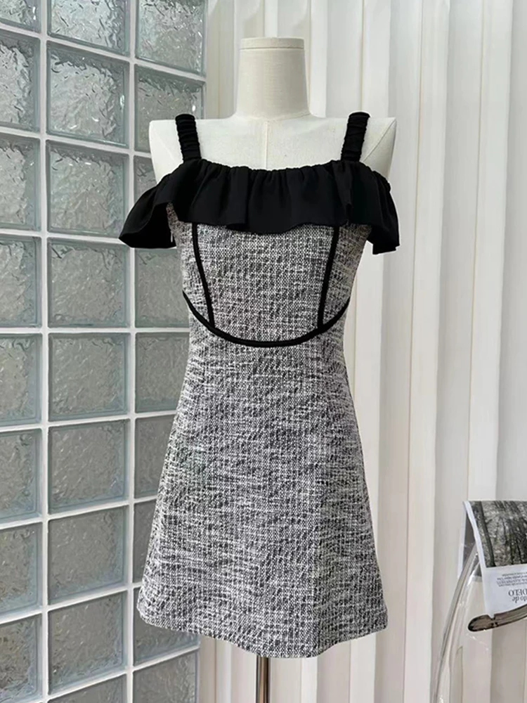 Женское цельное платье с оборками по краям и вырезом-лодочкой
Женское цельное платье с оборками по краям и вырезом-лодочкой