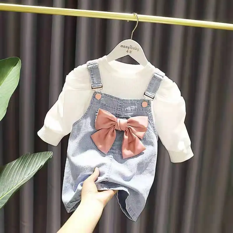 Детский костюм из джинсовой ткани, с поясом и футболкой 
Детский костюм из джинсовой ткани, с поясом и футболкой