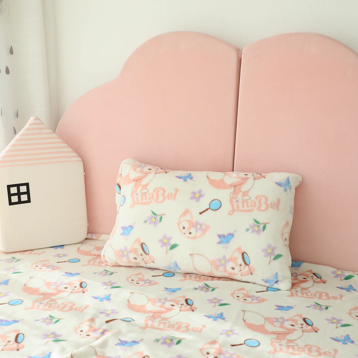 Новое плюшевое одеяло из мультфильма Disney LinaBell Kawaii Little Fox, плюшевая игрушка, теплая подкладка для кровати, наволочка, подарок девочке сюрприз
Новое плюшевое одеяло из мультфильма Disney LinaBell Kawaii Little Fox, плюшевая игрушка, теплая подкладка для кровати, наволочка, подарок девочке сюрприз