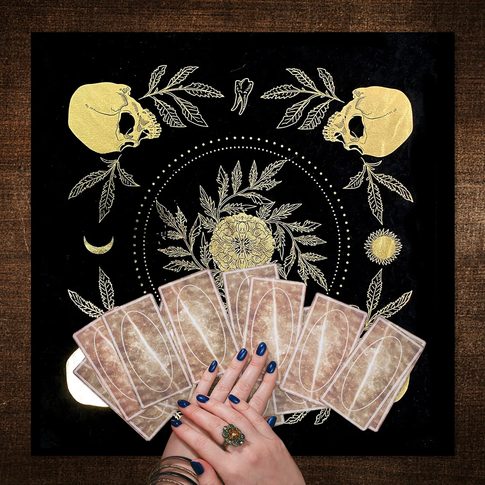 Divination Tablecloth Black Gold Velvet Tarot Card Mat19.30*19.30 Inches Square Board Game Cloth Zodiac Astrology Tablecloth
Divination Tablecloth Black Gold Velvet Tarot Card Mat19.30*19.30 Inches Square Board Game Cloth Zodiac Astrology Tablecloth