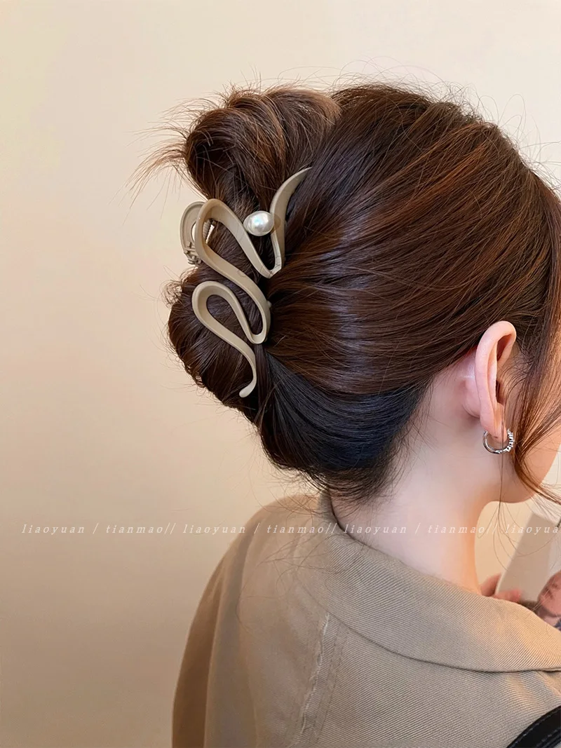 Fashion Personalized Matte Metal Hairpin Large Hairpin Women's Back Scoop Simple Design Feel Shark Clip
Fashion Personalized Matte Metal Hairpin Large Hairpin Women's Back Scoop Simple Design Feel Shark Clip