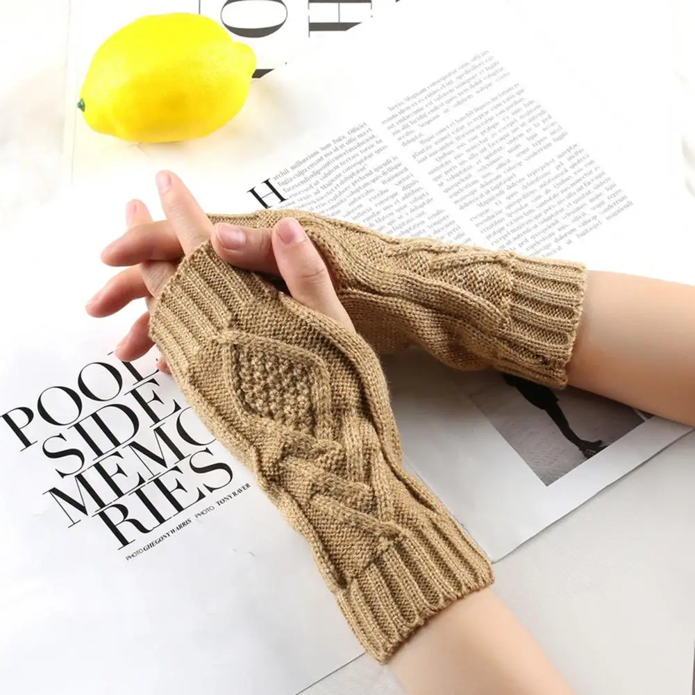 Женские стильные ромбовидные текстурированные перчатки из искусственного шелка, теплые эластичные модные женские вязаные рукавицы
Женские стильные ромбовидные текстурированные перчатки из искусственного шелка, теплые эластичные модные женские вязаные рукавицы