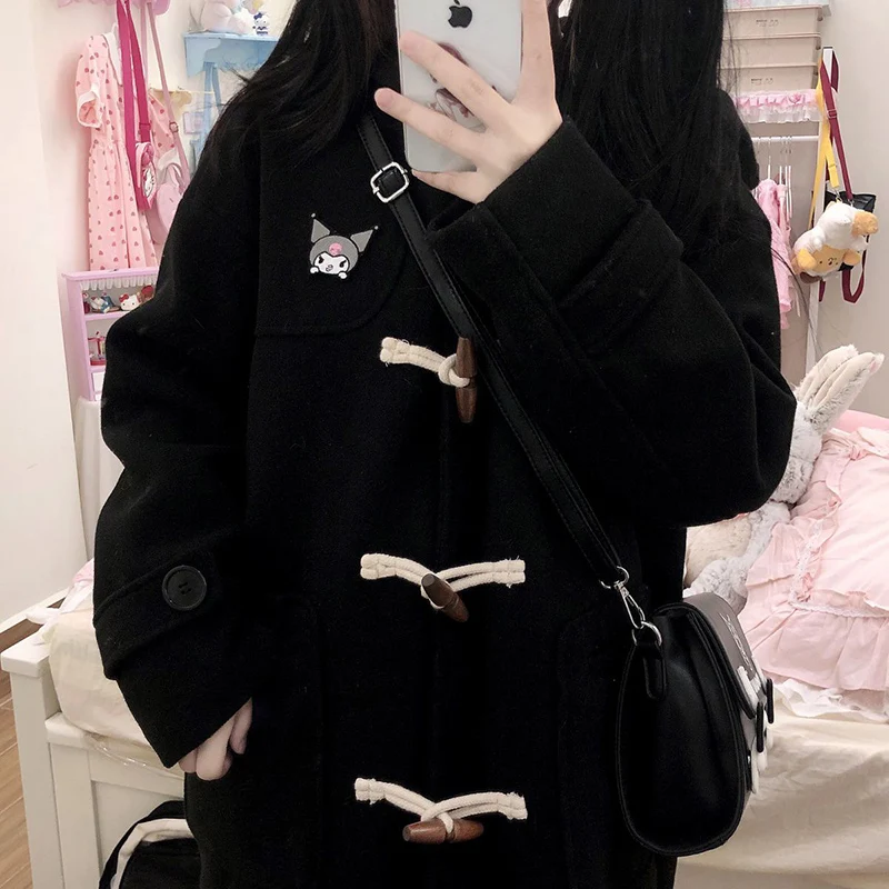 Kawaii мультфильм Sanrio Kuromi JK твидовое пальто средней длины одежда милая девочка Осень Зима Новинка Студенты Двусторонняя куртка с капюшоном
Kawaii мультфильм Sanrio Kuromi JK твидовое пальто средней длины одежда милая девочка Осень Зима Новинка Студенты Двусторонняя куртка с капюшоном