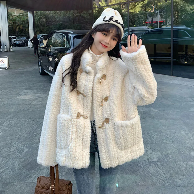 2023 Spring Autumn Women Coat Warm Fashion Korean Female Casual Outfit Faux Fur Loose Plush Jacket French Retro Elegant Outwear
2023 Spring Autumn Women Coat Warm Fashion Korean Female Casual Outfit Faux Fur Loose Plush Jacket French Retro Elegant Outwear
