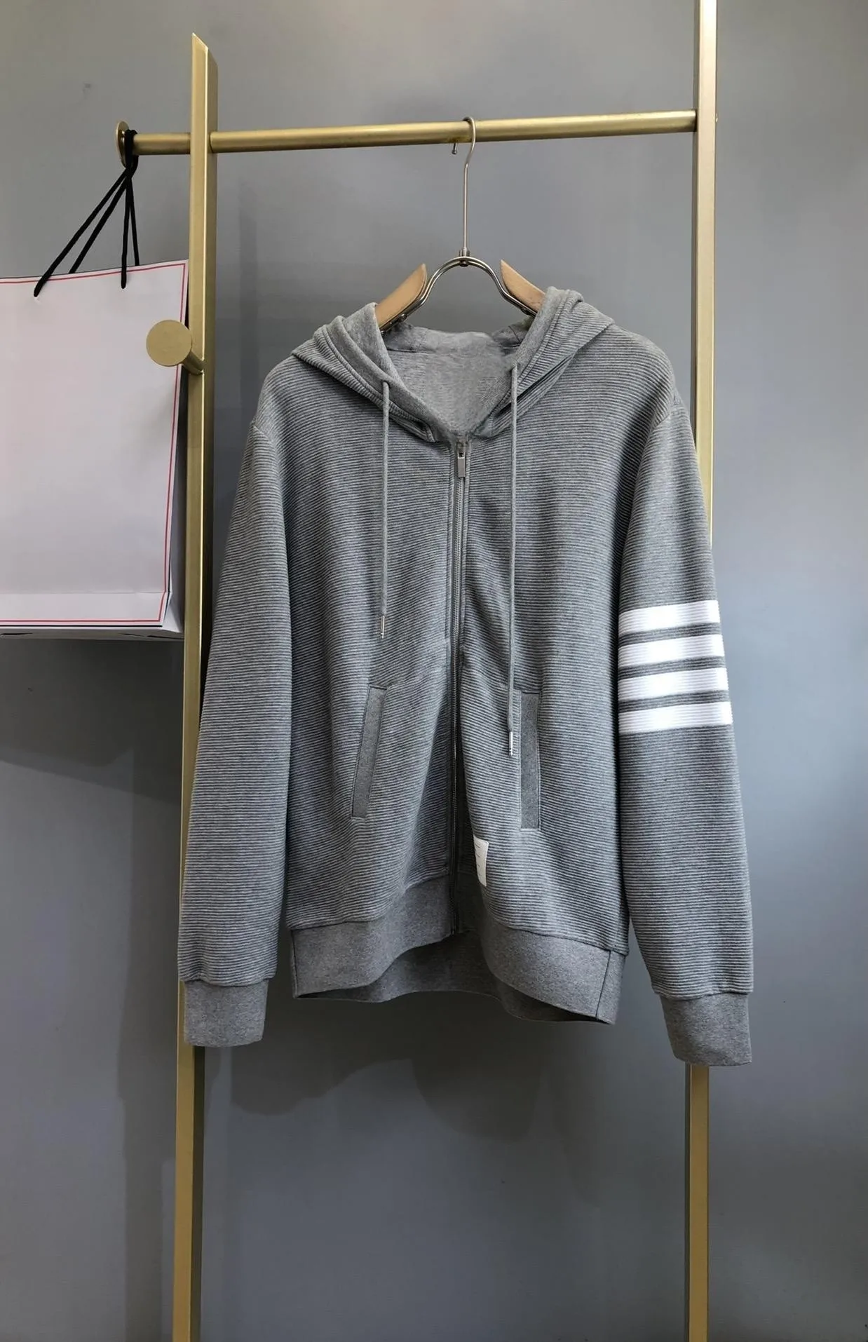 TB Sweatshirt Fashion Brand Men's Hoodies Classic Stripes Zip-up Cardigan Coats Casual Hooded TB Sweatshirts For Men Women
TB Sweatshirt Fashion Brand Men's Hoodies Classic Stripes Zip-up Cardigan Coats Casual Hooded TB Sweatshirts For Men Women