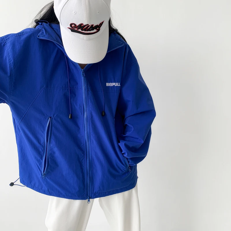 Женская ветровка с капюшоном и кулиской
Женская ветровка с капюшоном и кулиской