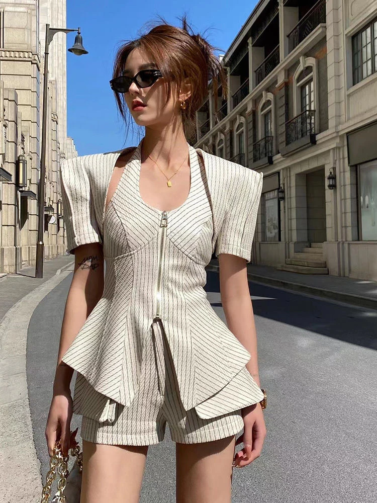 Elegant Fashion High Street Striped Three Piece Set Women Blazer Coat + Top + High Waist Short Sets Korean OL 3 Piece Pant Suits
Elegant Fashion High Street Striped Three Piece Set Women Blazer Coat + Top + High Waist Short Sets Korean OL 3 Piece Pant Suits