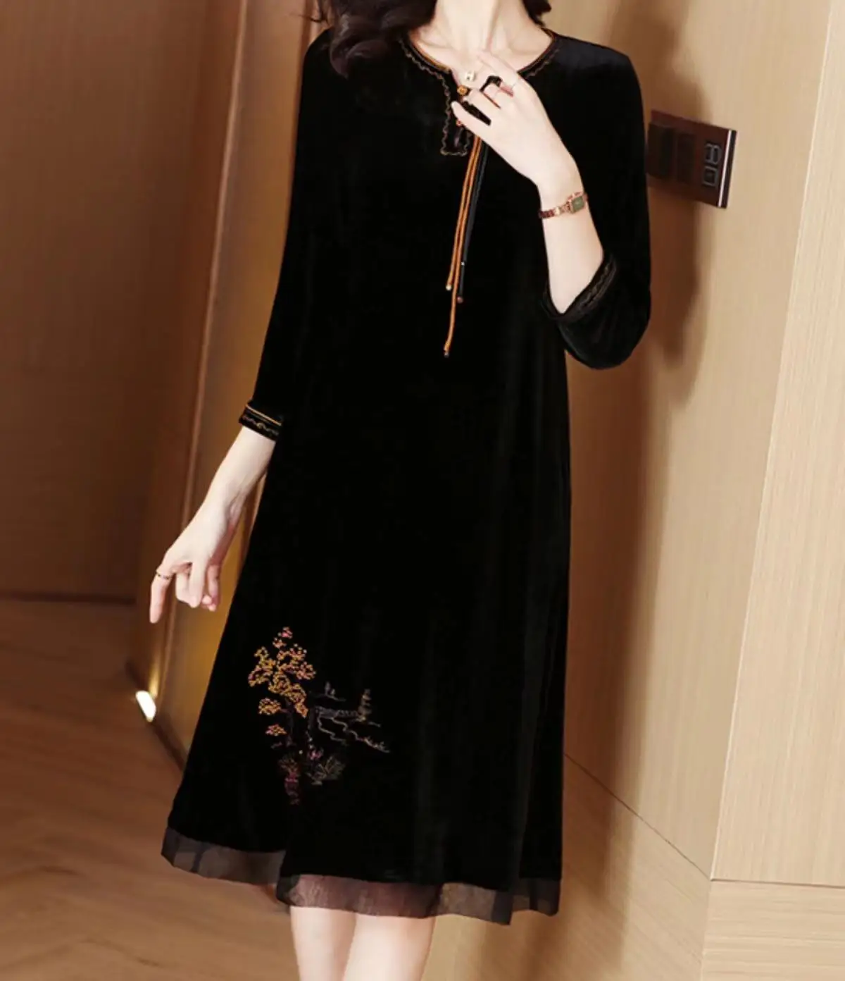Elegant Vintage Silky Velvet Dress Woman 2023 Autumn Winter New Fashion High-end Embroidery 3/4 Sleeve Casual Dress
Elegant Vintage Silky Velvet Dress Woman 2023 Autumn Winter New Fashion High-end Embroidery 3/4 Sleeve Casual Dress