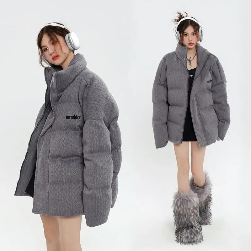 2023 Winter Stand Up Neck Letter Embroidered Cotton Men and Women Parkas Solid Thickened and Warm Office Lady Coat Loose Jacket
2023 Winter Stand Up Neck Letter Embroidered Cotton Men and Women Parkas Solid Thickened and Warm Office Lady Coat Loose Jacket
