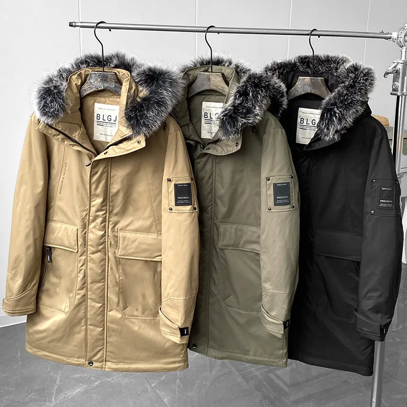 Мужская куртка средней длины, со съемным капюшоном и воротником из натурального Лисьего меха
Мужская куртка средней длины, со съемным капюшоном и воротником из натурального Лисьего меха