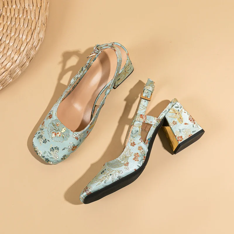 2022 Women's shoes cheongsam vintage cloth shoes embroidered heels Pumps comfortable Hanfu antique tea service shoes for women
2022 Women's shoes cheongsam vintage cloth shoes embroidered heels Pumps comfortable Hanfu antique tea service shoes for women