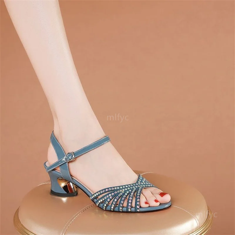 2021new summer sandals women's mid-heel hollow fish mouth shoes rhinestone one-word buckle belt all-match open-toe women's shoes
2021new summer sandals women's mid-heel hollow fish mouth shoes rhinestone one-word buckle belt all-match open-toe women's shoes