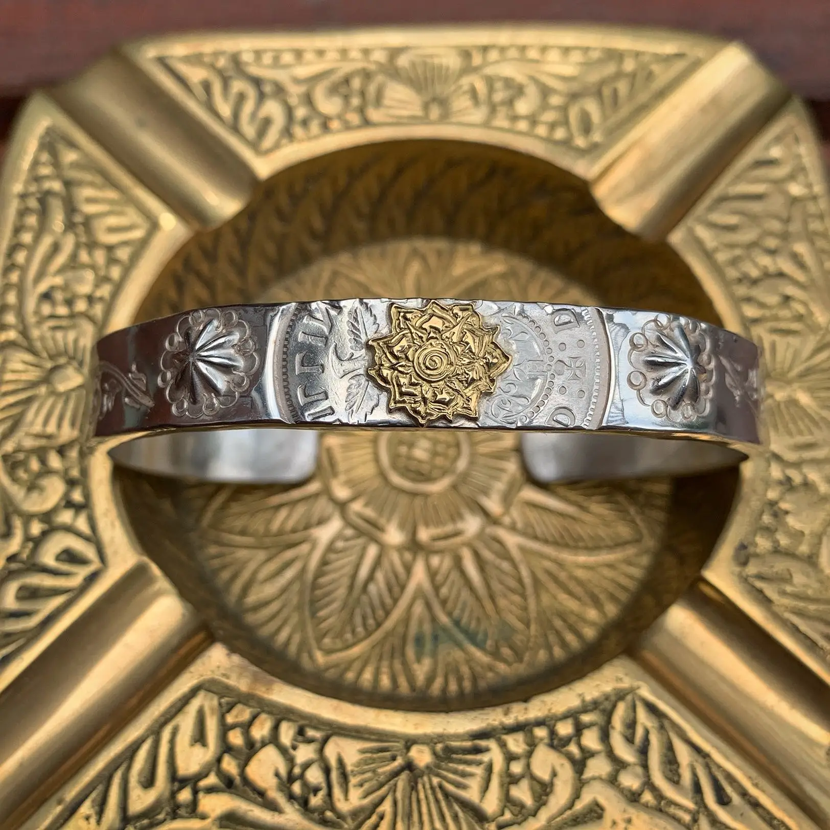 New Design Retro Bracelet Male Rose Flower Point Golden Tanggrass Trend Rock Bracelet Jewelry Accessories
New Design Retro Bracelet Male Rose Flower Point Golden Tanggrass Trend Rock Bracelet Jewelry Accessories