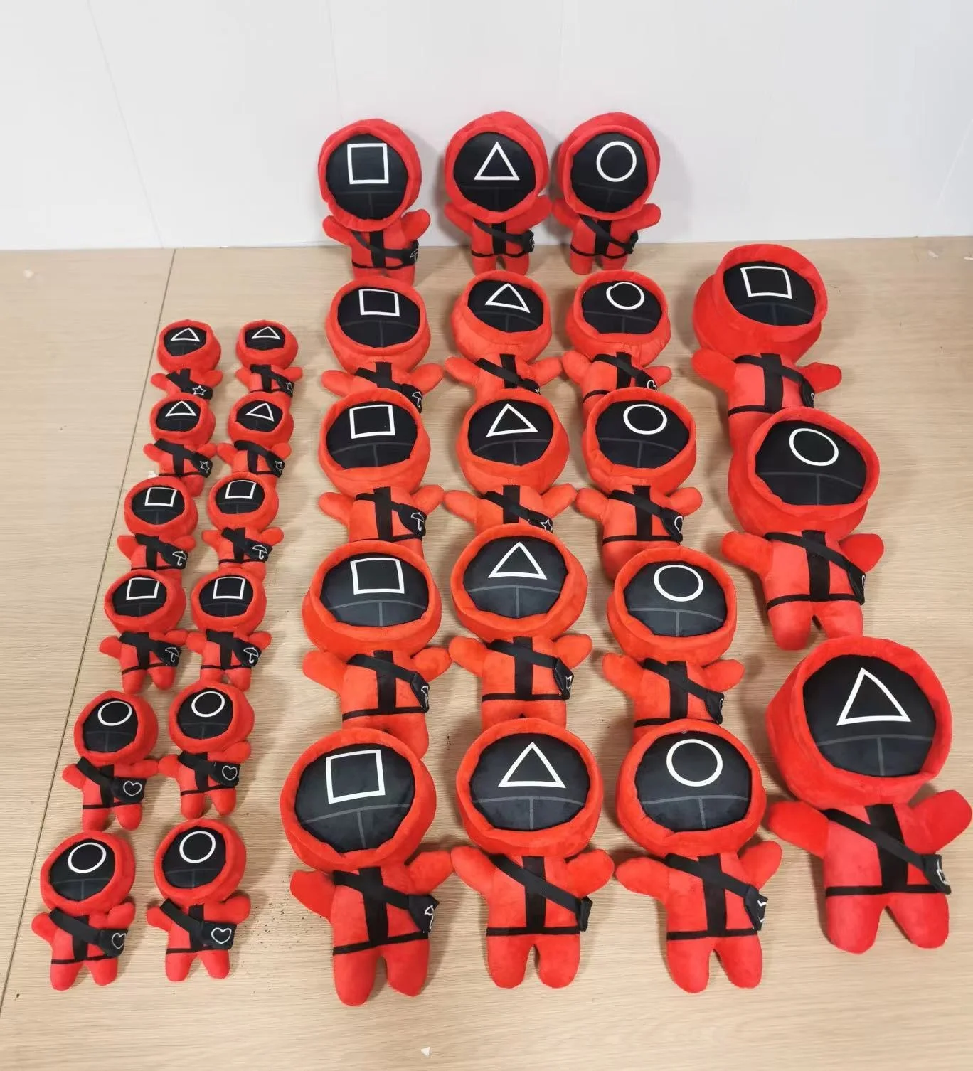 Мультяшный красный рюкзак треугольная круглая квадратная кукла для детей
Мультяшный красный рюкзак треугольная круглая квадратная кукла для детей