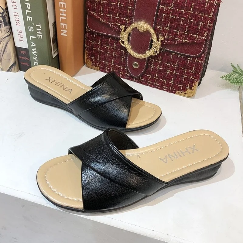 2022 Slippers Outer Wear Flat Wedge Heel Large Size Sandals Beach Shoes Leather Women's Shoes
2022 Slippers Outer Wear Flat Wedge Heel Large Size Sandals Beach Shoes Leather Women's Shoes