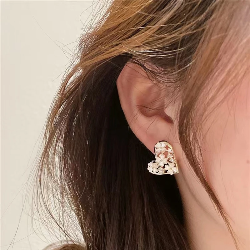 Elegant Hollow Love Flowers Stud Earrings Geometric Zircon Heart Earrings Trendy Ear Accessories for Women Wedding Jewerly Gifts
Elegant Hollow Love Flowers Stud Earrings Geometric Zircon Heart Earrings Trendy Ear Accessories for Women Wedding Jewerly Gifts