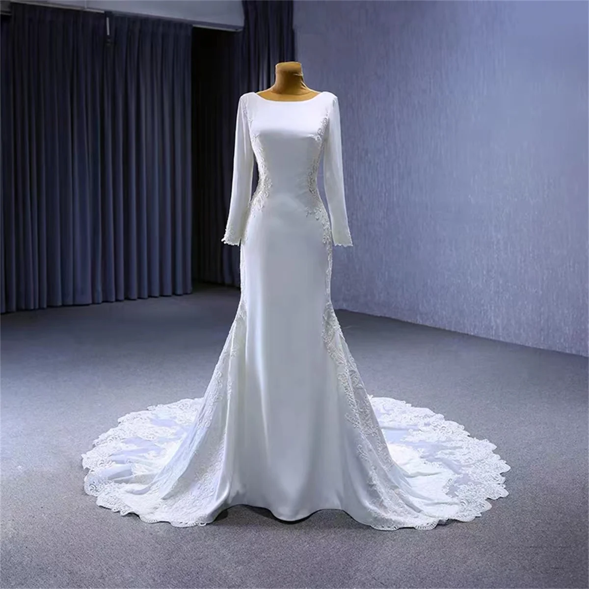 Mermaid Wedding Court Train Simple Lace Appliqué Satin White Round Neck Long Sleeves Open Back Strap Design 2023 Chapel Formal
Mermaid Wedding Court Train Simple Lace Appliqué Satin White Round Neck Long Sleeves Open Back Strap Design 2023 Chapel Formal