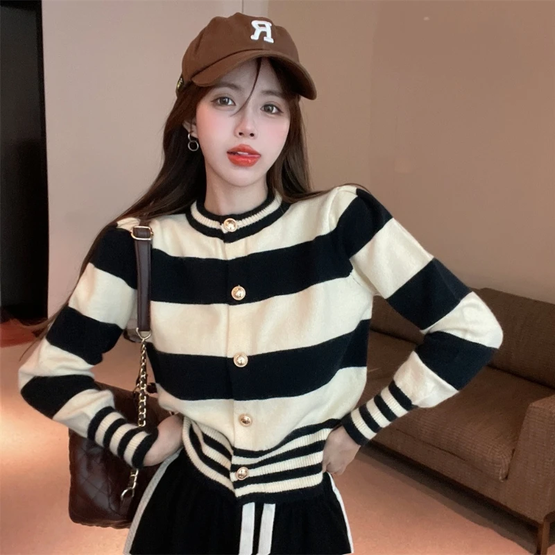 Contrast striped sweater 2022 early autumn new knitted cardigan women Japan and South Korea lazy wind long sleeve jacket sweet 
Contrast striped sweater 2022 early autumn new knitted cardigan women Japan and South Korea lazy wind long sleeve jacket sweet