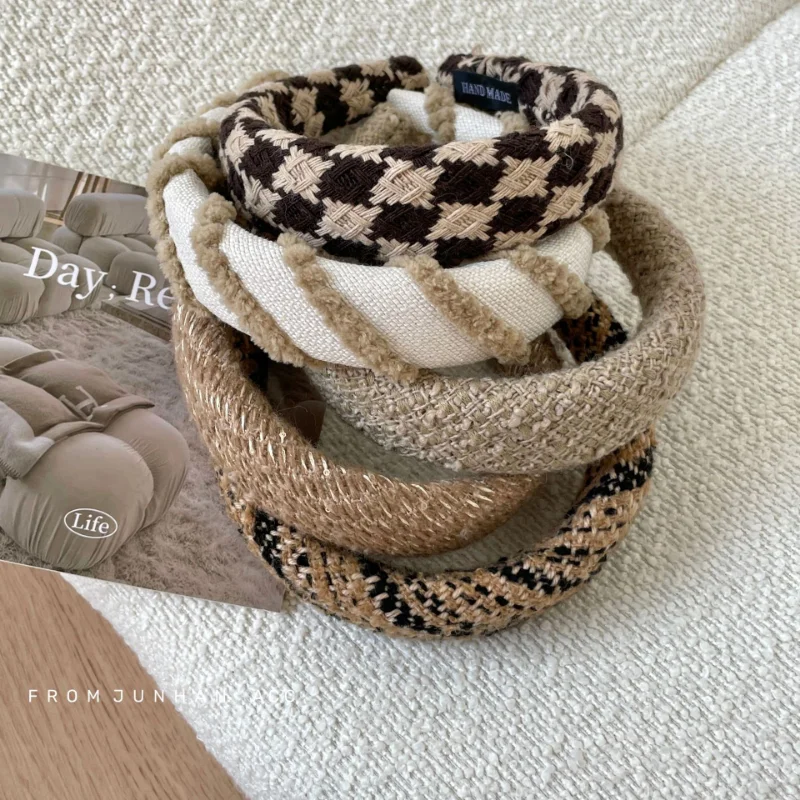 Brown small fragrant tweed headhoop fashionable to increase the top of the skull headband sponge hairpin hair accessories
Brown small fragrant tweed headhoop fashionable to increase the top of the skull headband sponge hairpin hair accessories