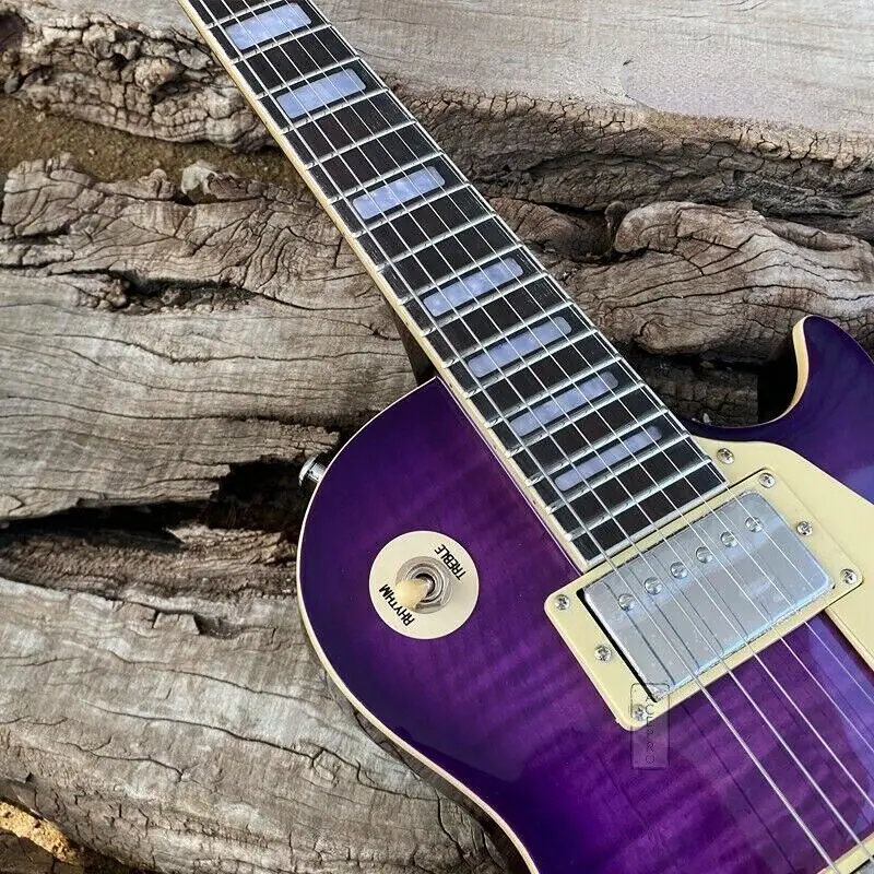 Электрическая гитара с фиолетовым разрывом и хромированным покрытием
Электрическая гитара с фиолетовым разрывом и хромированным покрытием