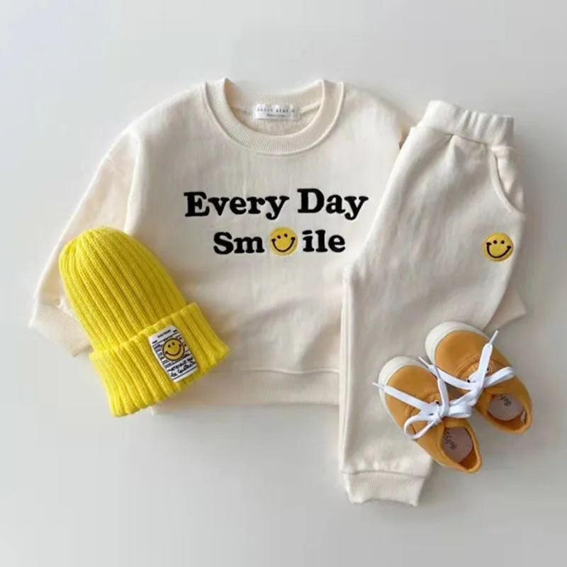 Комплект одежды для маленьких мальчиков и девочек, кофта с длинным рукавом и свободные штаны, комплект из 2 предметов, повседневный спортивный костюм для малышей, весна-осень 2023
Комплект одежды для маленьких мальчиков и девочек, кофта с длинным рукавом и свободные штаны, комплект из 2 предметов, повседневный спортивный костюм для малышей, весна-осень 2023