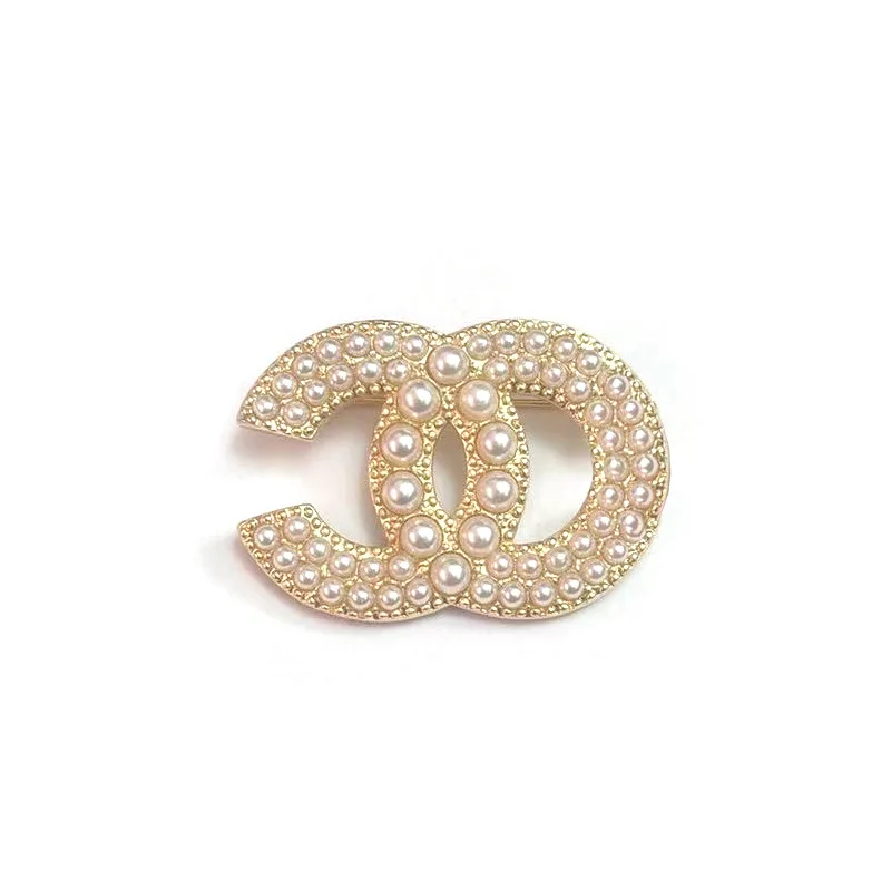 Лидер продаж, новая ажурная брошь в виде алфавита с жемчугом, роскошная брошь в светильник ле ретро, роскошная булавка
Лидер продаж, новая ажурная брошь в виде алфавита с жемчугом, роскошная брошь в светильник ле ретро, роскошная булавка