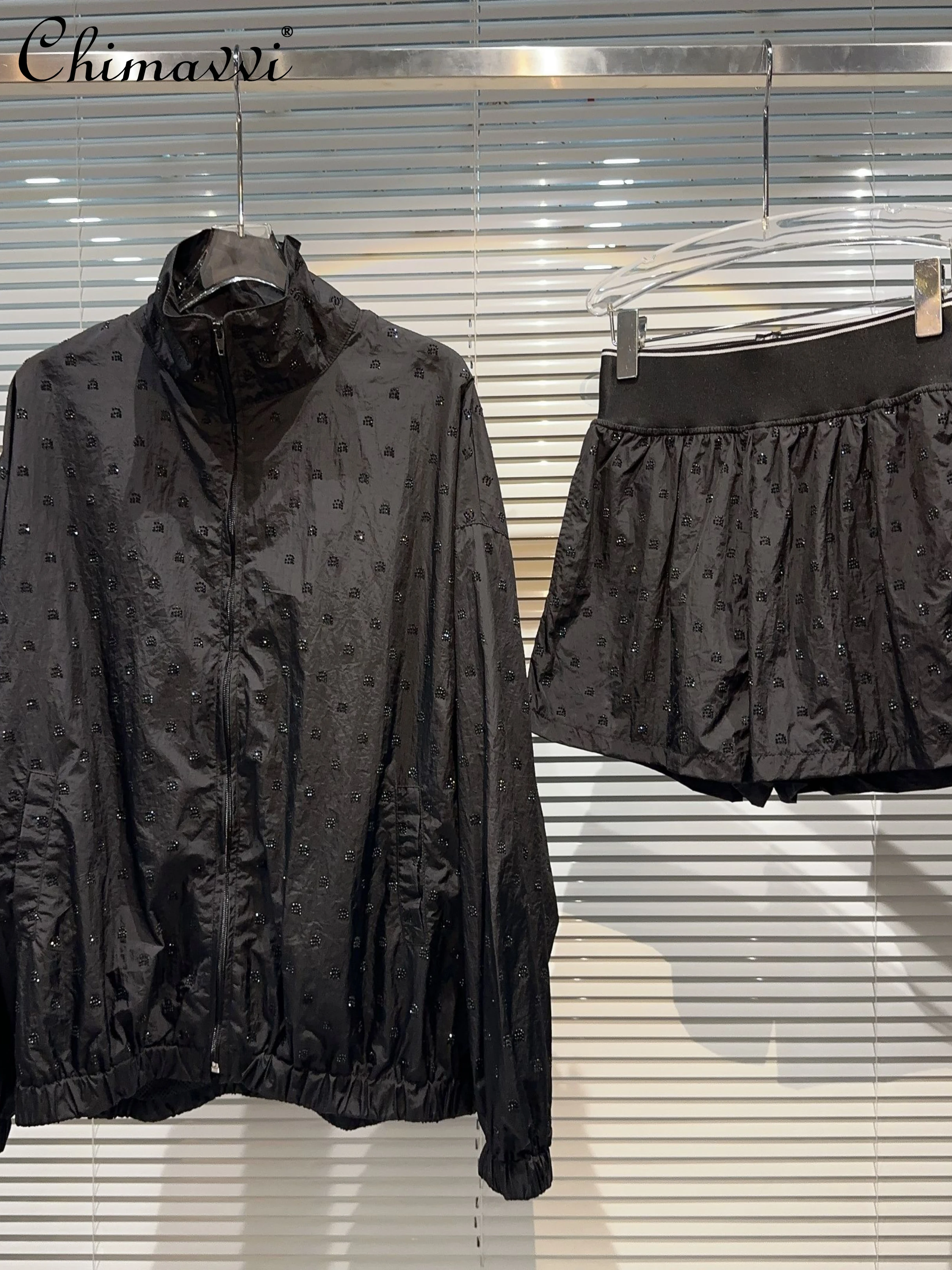 Shorts Set Autumn New Fashion Hot Girl Letter Rhinestone Long Sleeve Rain-Proof Silk Coat Elastic Waist Shorts Ladies Two-Piece
Shorts Set Autumn New Fashion Hot Girl Letter Rhinestone Long Sleeve Rain-Proof Silk Coat Elastic Waist Shorts Ladies Two-Piece