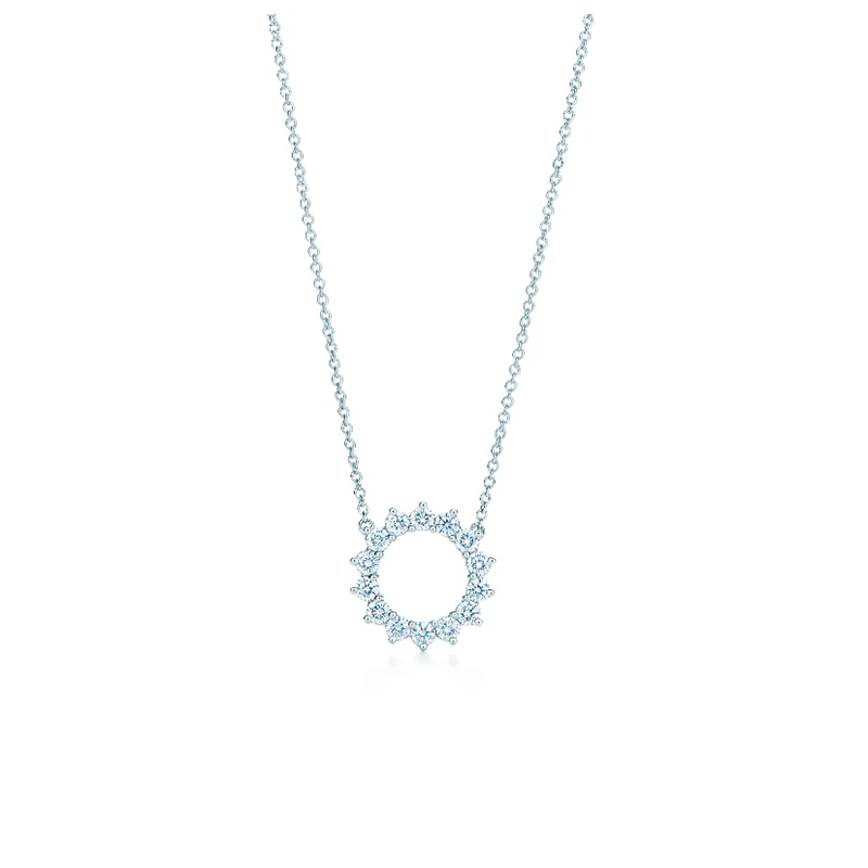 New Fashion High Quality Inlaid Shiny Light Blue Zircon Hollow Circle Necklace Women's Engagement Romantic Jewelry Gifts
New Fashion High Quality Inlaid Shiny Light Blue Zircon Hollow Circle Necklace Women's Engagement Romantic Jewelry Gifts