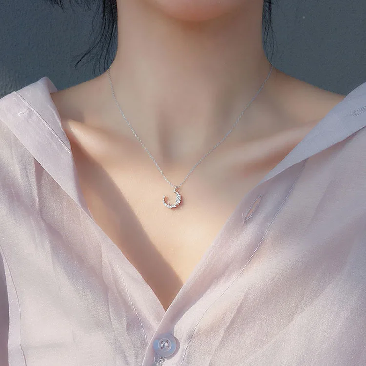 S925 Sterling Silver Necklace Clavicle Chain All-match Temperament Gift Women Aesthetic Bright Moon Pendant Choker Necklace 
S925 Sterling Silver Necklace Clavicle Chain All-match Temperament Gift Women Aesthetic Bright Moon Pendant Choker Necklace