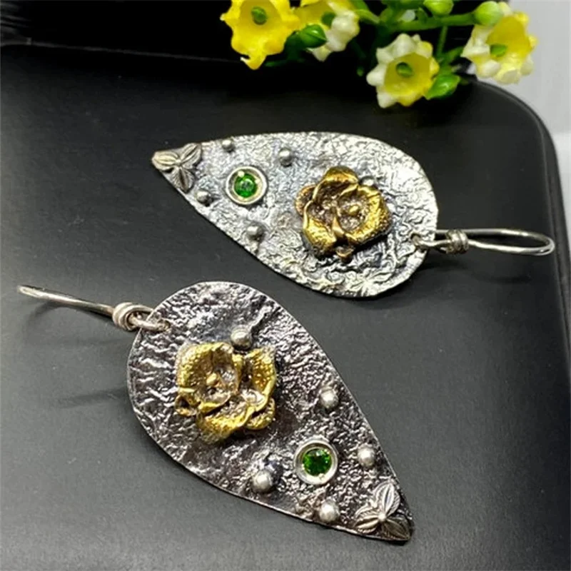 Vintage Carving Gold Color Flower Earrings Ethnic Silver Color Metal Droplet Shaped Inlaid Green Stone Dangle Earrings
Vintage Carving Gold Color Flower Earrings Ethnic Silver Color Metal Droplet Shaped Inlaid Green Stone Dangle Earrings