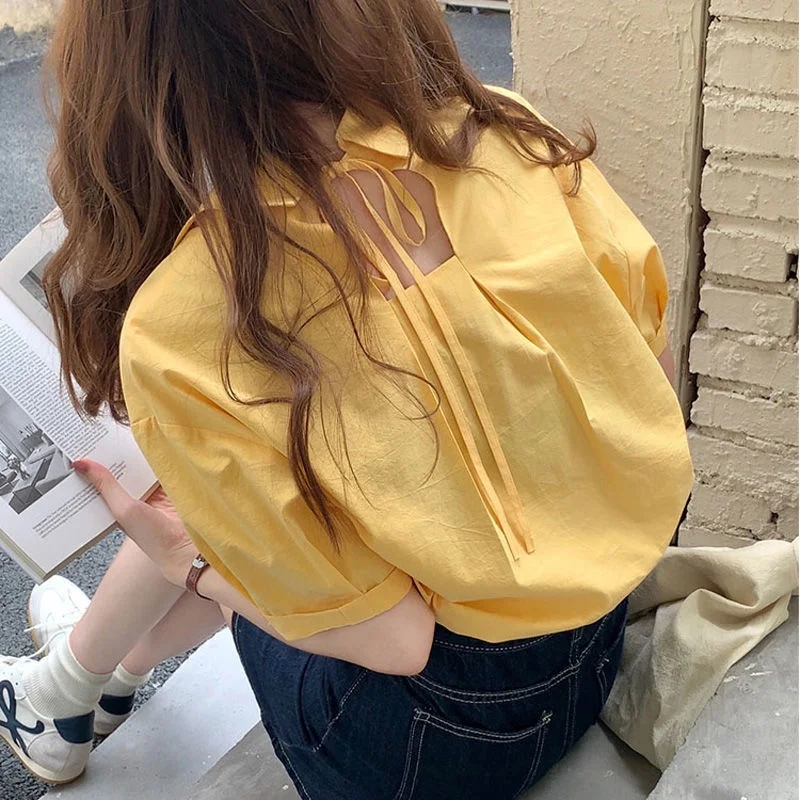 Женская рубашка с коротким рукавом и открытой спиной 
Женская рубашка с коротким рукавом и открытой спиной