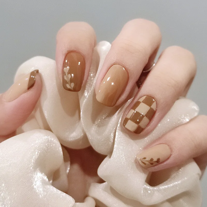 

24Pcs Fashion Short Round Head Fake press on Nail Cute MilkTea Color Shiny Gold Foil Blooming Gradient artificial nail with glue