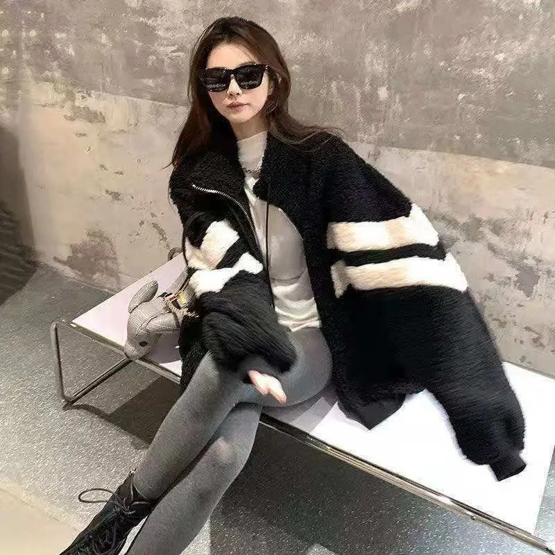 Black white lamb wool coat color matching stand-up collar plush jacket for men women 2022 new autumn winter warm padded jacket
Black white lamb wool coat color matching stand-up collar plush jacket for men women 2022 new autumn winter warm padded jacket