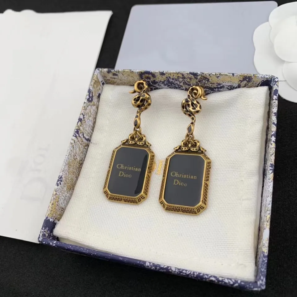 European and American retro snake shaped square brand letter Pendant Silver Needle Earrings
European and American retro snake shaped square brand letter Pendant Silver Needle Earrings