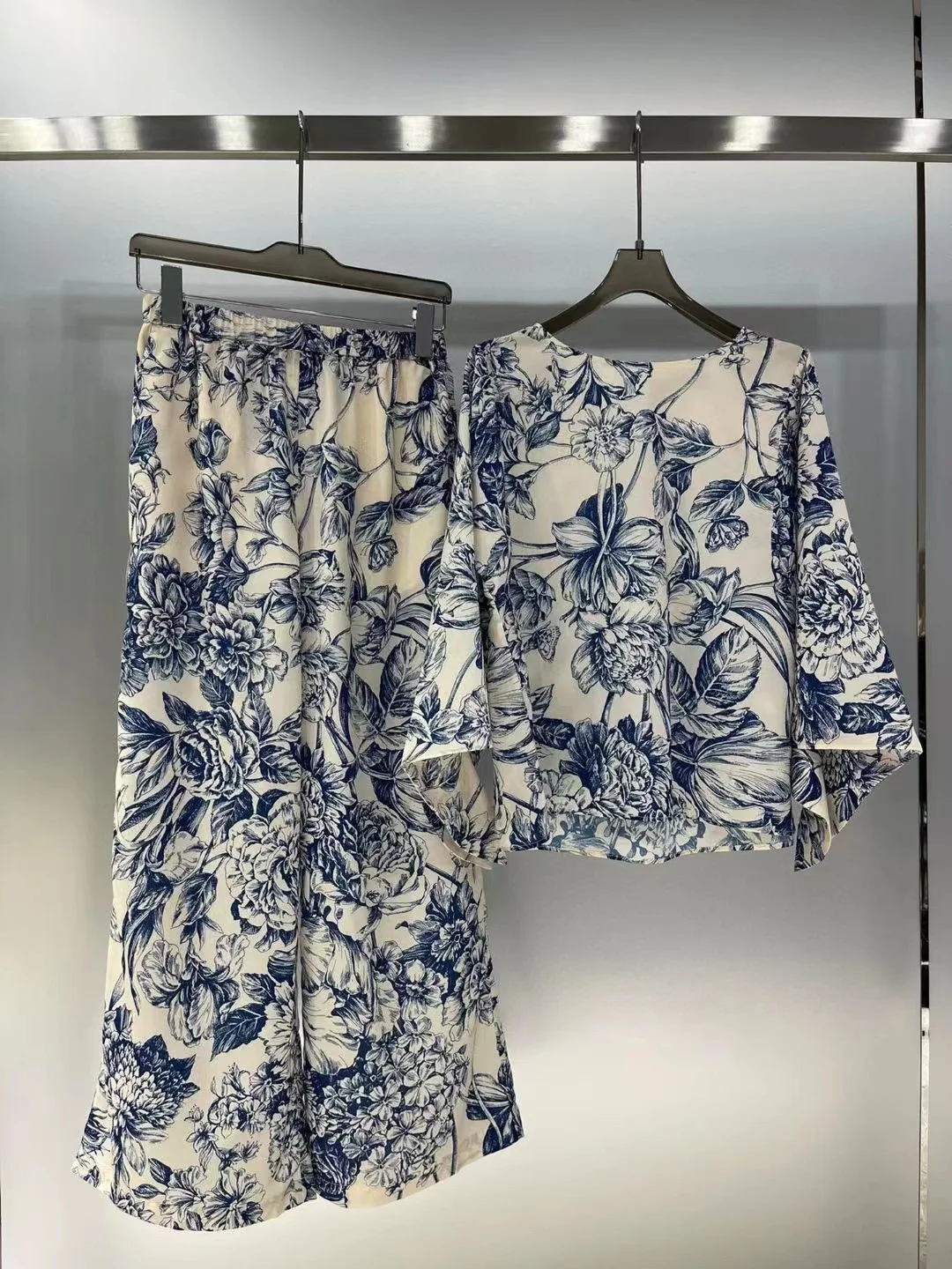 Fyion Fashion Luxury Blouse 2022 Summer Spring New Design Women Runway Flowers Print High Quality Silk Blouse
Fyion Fashion Luxury Blouse 2022 Summer Spring New Design Women Runway Flowers Print High Quality Silk Blouse