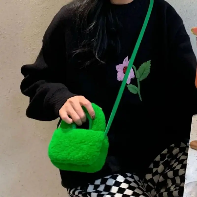 Luxury Mini Fur Bag Cute Warm Lambswool Tote Handbag Designer Solid Small Purse Crossbody Messenger Bag Winter 2022
Luxury Mini Fur Bag Cute Warm Lambswool Tote Handbag Designer Solid Small Purse Crossbody Messenger Bag Winter 2022