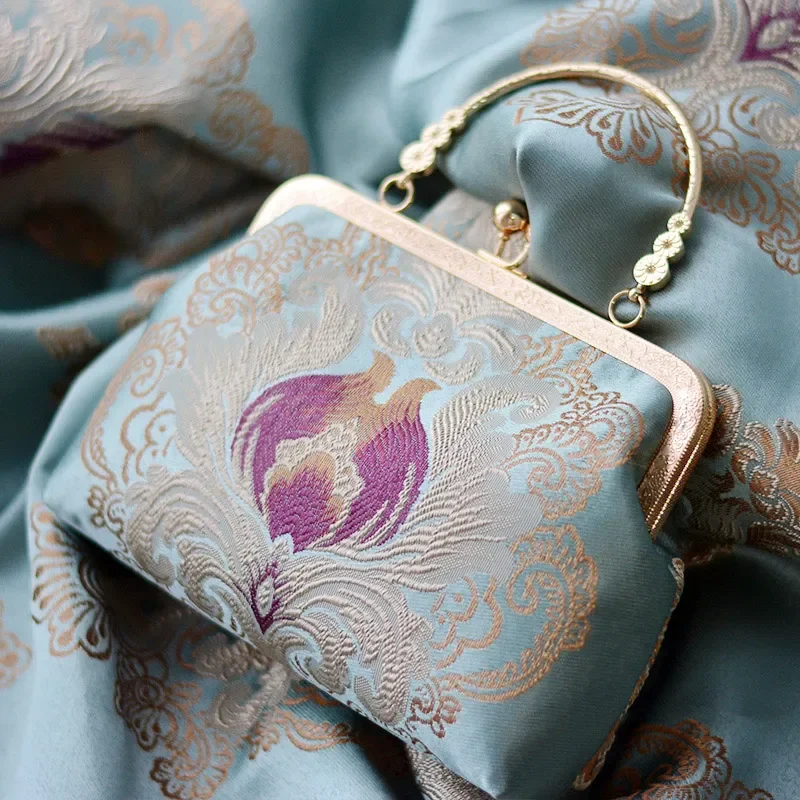 Women Luxury Chinese Embroidery Flower Banquet Handbag 2022 Vintage Chain Shoulder Bags Lady Gorgeous Clutch Cheongsam Bag
Women Luxury Chinese Embroidery Flower Banquet Handbag 2022 Vintage Chain Shoulder Bags Lady Gorgeous Clutch Cheongsam Bag