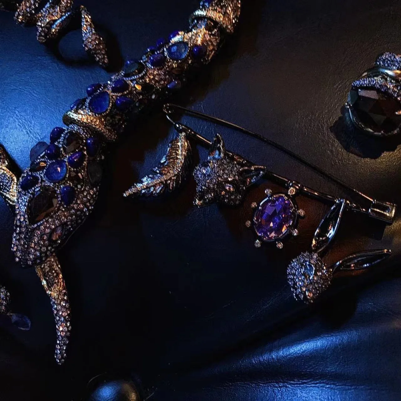 European and American Ghost Designers Create the Whole Network Multi-Gem Snake Collar
European and American Ghost Designers Create the Whole Network Multi-Gem Snake Collar